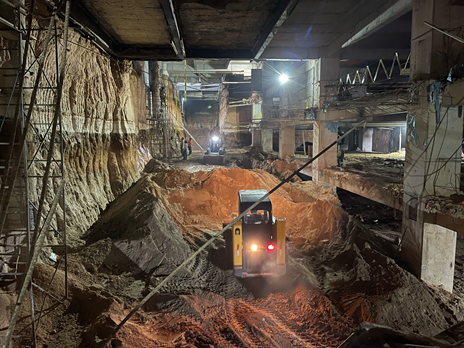 Excavación descendente bajo losa estructural en proceso constructivo tipo Top-Down